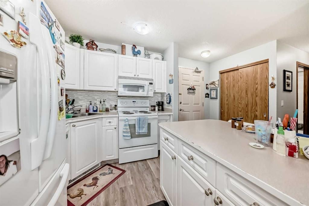 214-60 Jacobs Close, Red Deer, AB - Indoor Photo Showing Kitchen