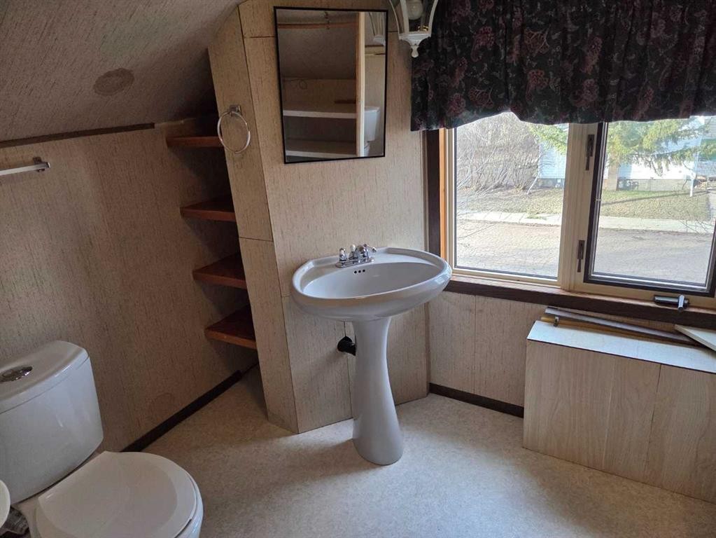 5221 49 Street, Castor, AB - Indoor Photo Showing Bathroom