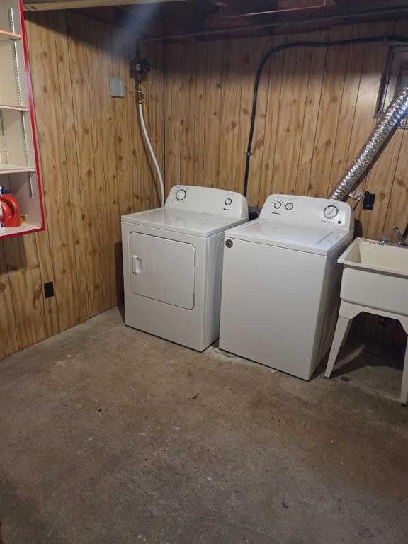 5221 49 Street, Castor, AB - Indoor Photo Showing Laundry Room