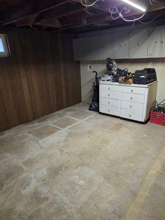 5221 49 Street, Castor, AB - Indoor Photo Showing Garage