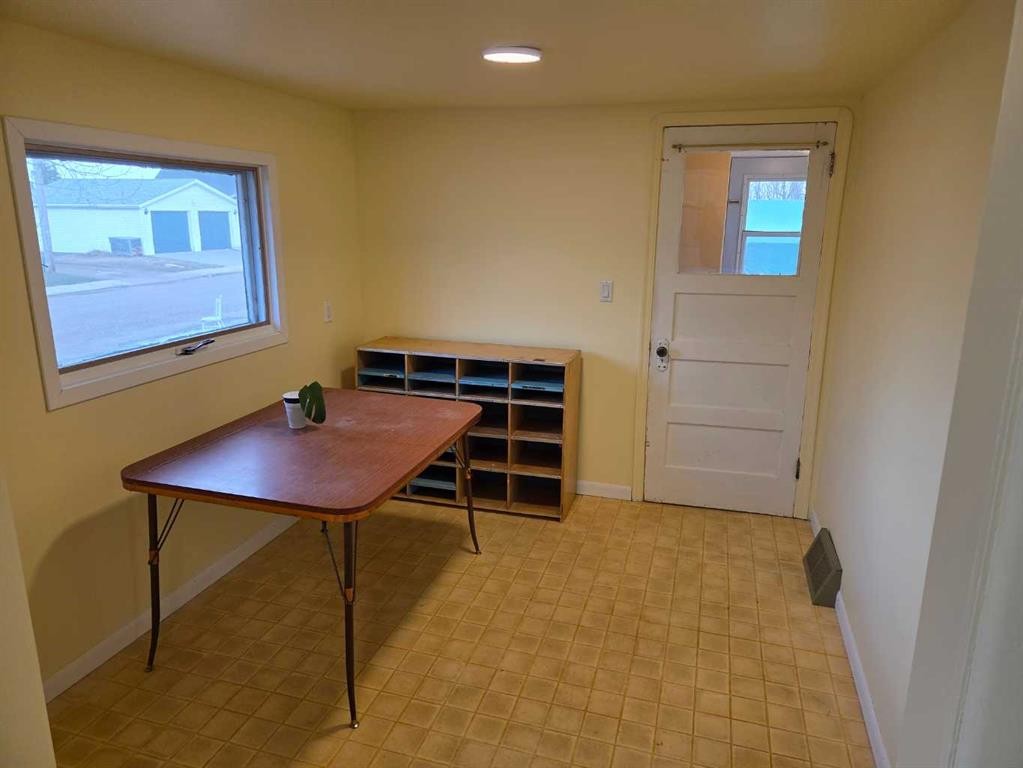 5221 49 Street, Castor, AB - Indoor