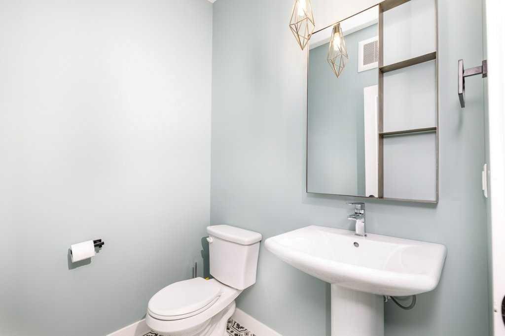 23 Cole Way, Sylvan Lake, AB - Indoor Photo Showing Bathroom