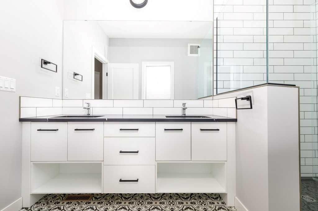 23 Cole Way, Sylvan Lake, AB - Indoor Photo Showing Bathroom