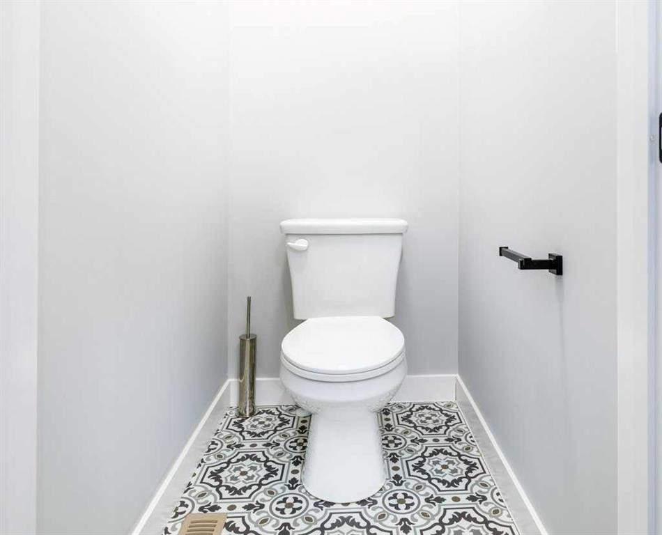 23 Cole Way, Sylvan Lake, AB - Indoor Photo Showing Bathroom