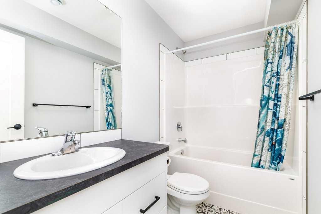23 Cole Way, Sylvan Lake, AB - Indoor Photo Showing Bathroom