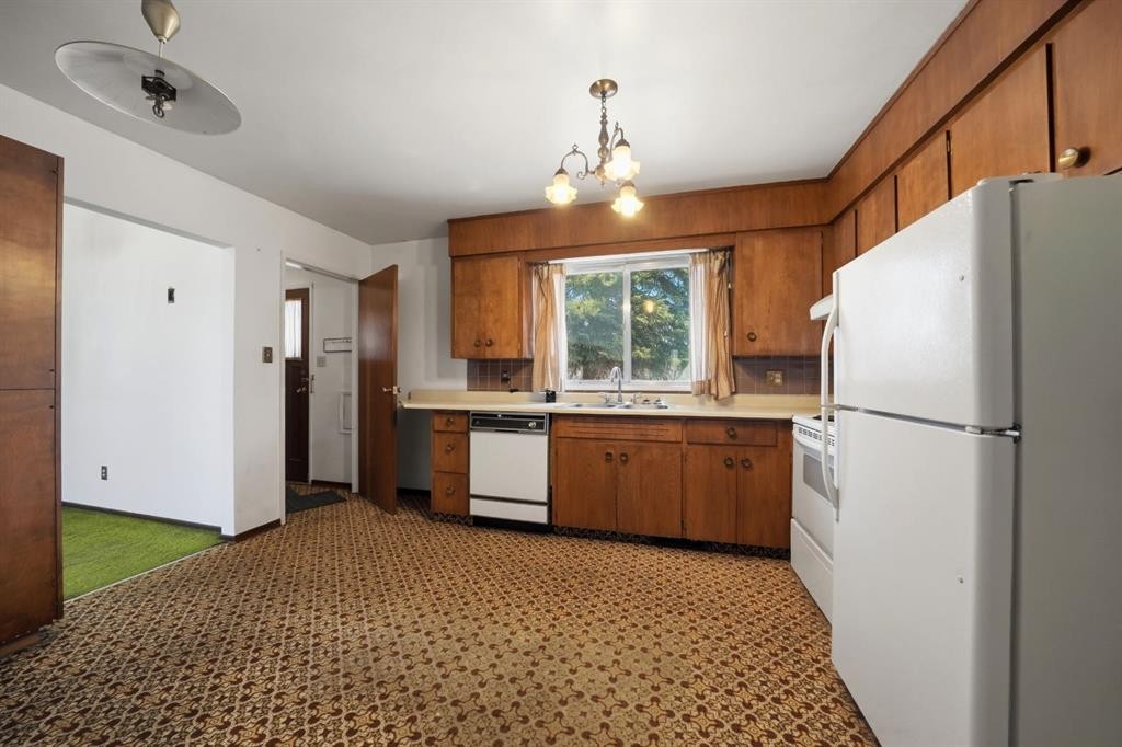 3301 41 Avenue, Red Deer, AB - Indoor Photo Showing Kitchen