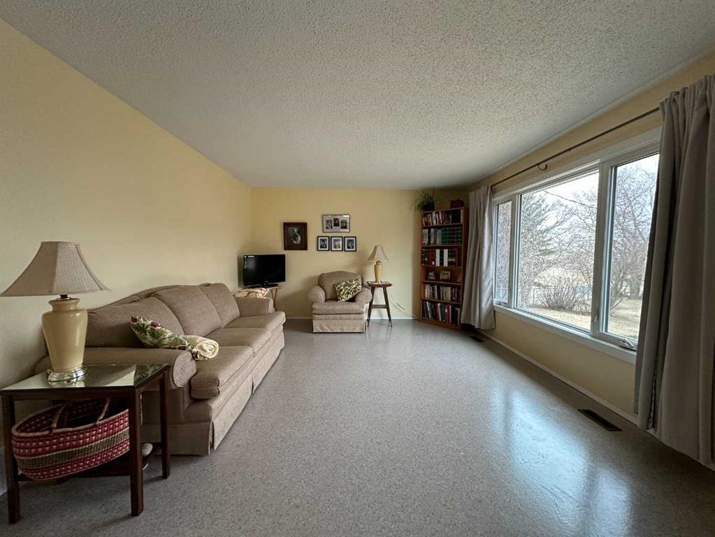 5 Sproule Place, Bashaw, AB - Indoor Photo Showing Living Room