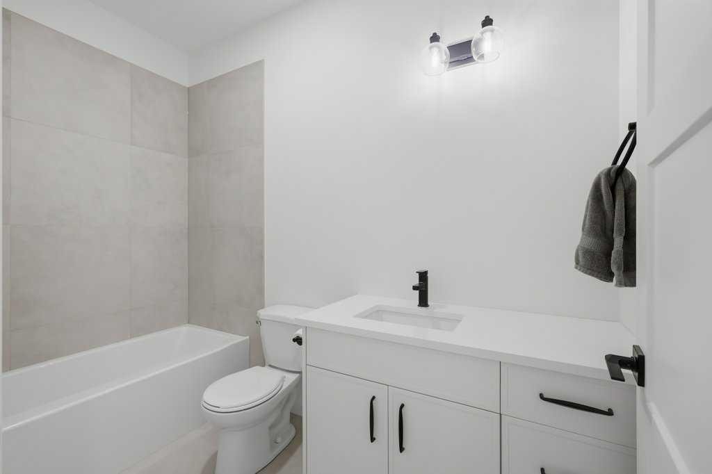 37 Maclean Close, Blackfalds, AB - Indoor Photo Showing Bathroom