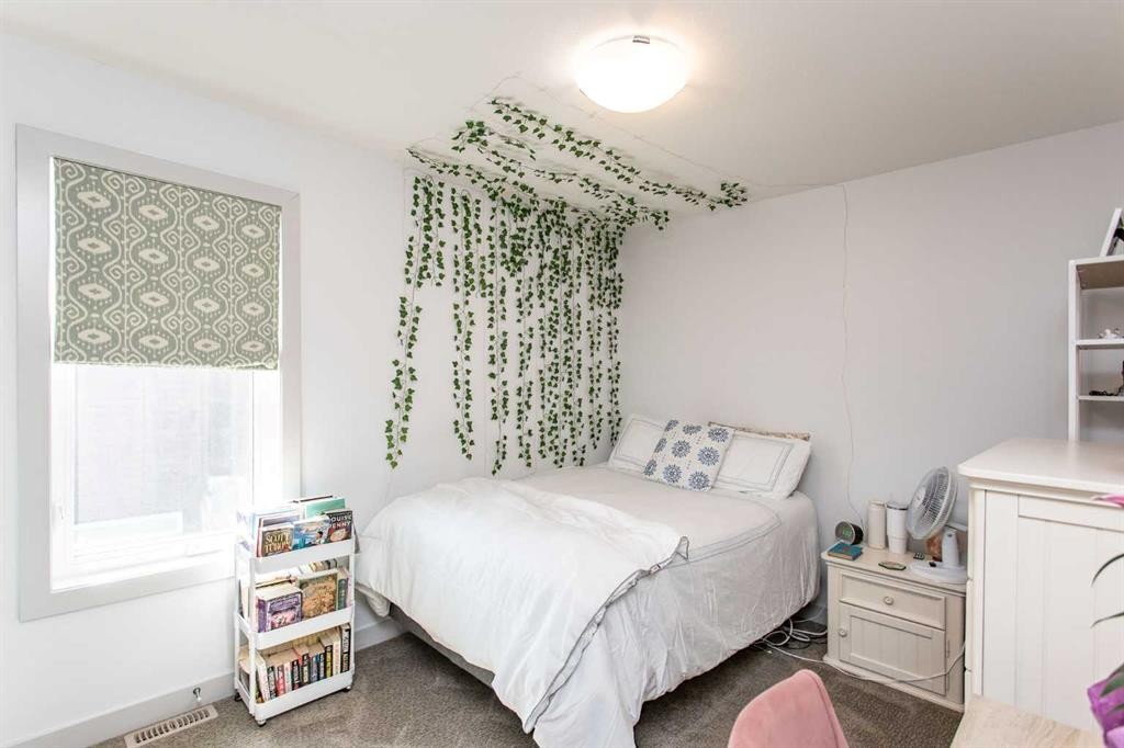 217 Van Slyke Way, Red Deer, AB - Indoor Photo Showing Bedroom