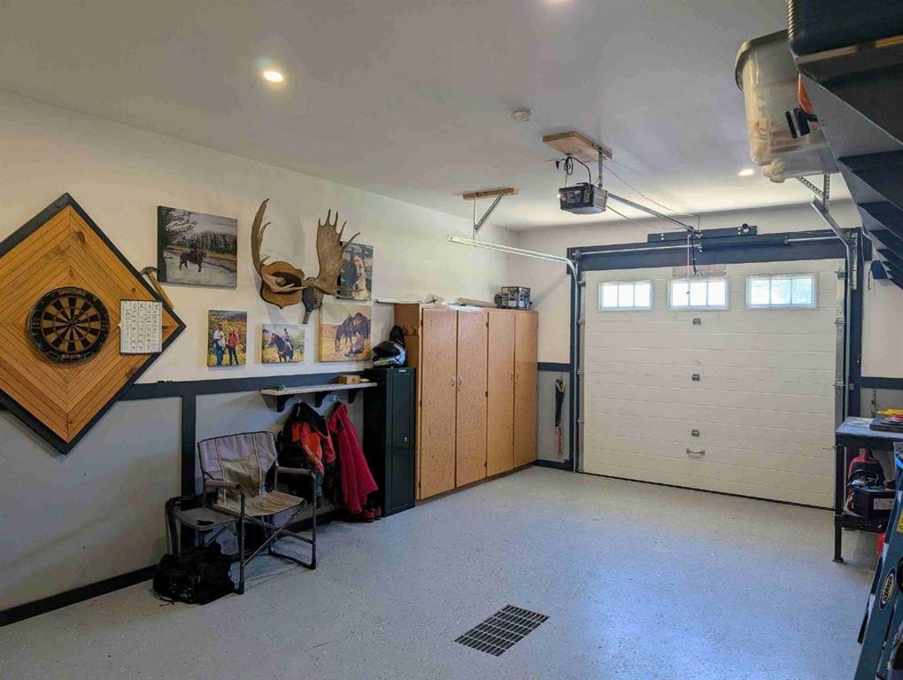 410 5 St E, Winfield, AB - Indoor Photo Showing Garage