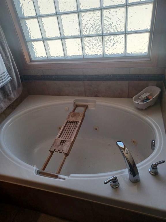 31 Oaklands Crescent, Red Deer, AB - Indoor Photo Showing Bathroom