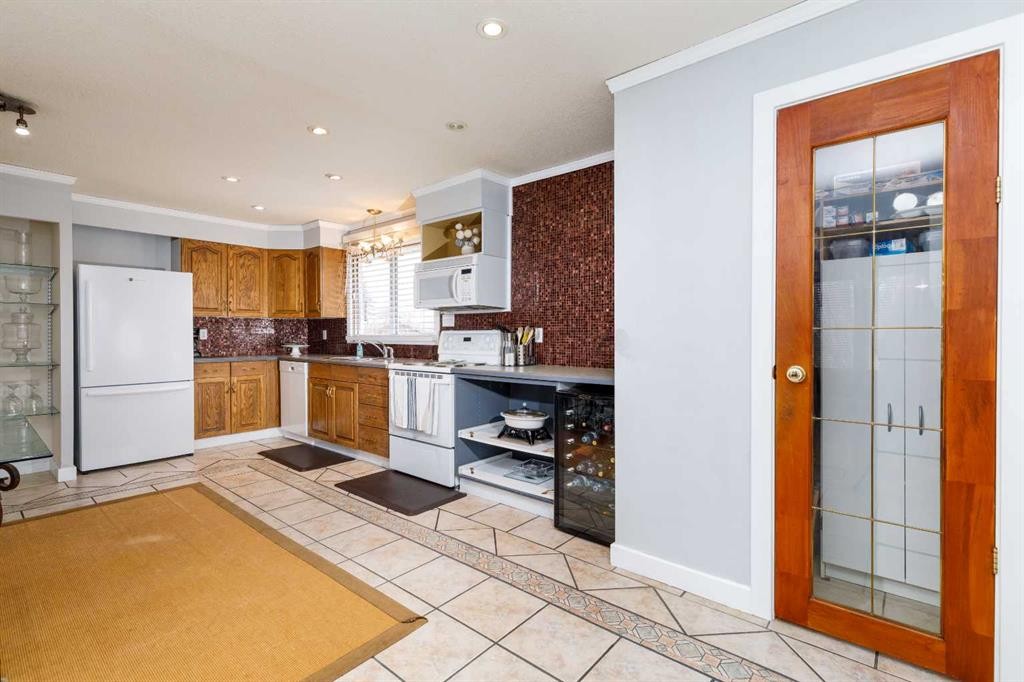 27 Wallace Close, Red Deer, AB - Indoor Photo Showing Kitchen