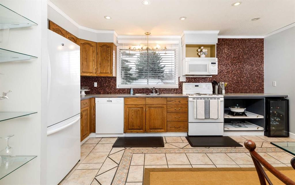 27 Wallace Close, Red Deer, AB - Indoor Photo Showing Kitchen