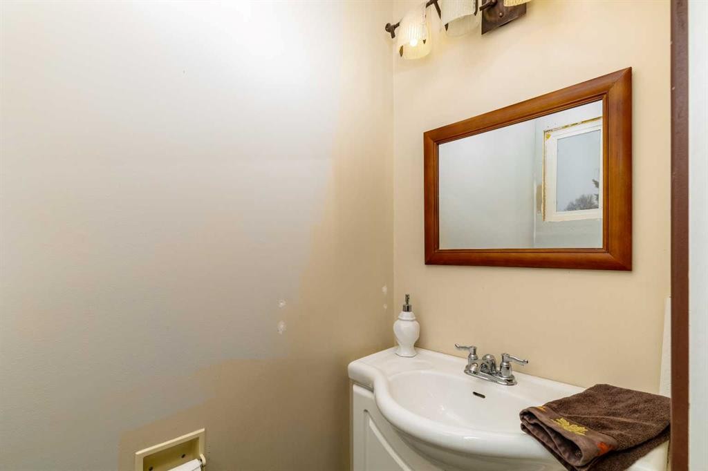 27 Wallace Close, Red Deer, AB - Indoor Photo Showing Bathroom