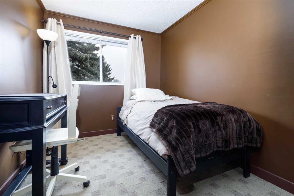 27 Wallace Close, Red Deer, AB - Indoor Photo Showing Bedroom