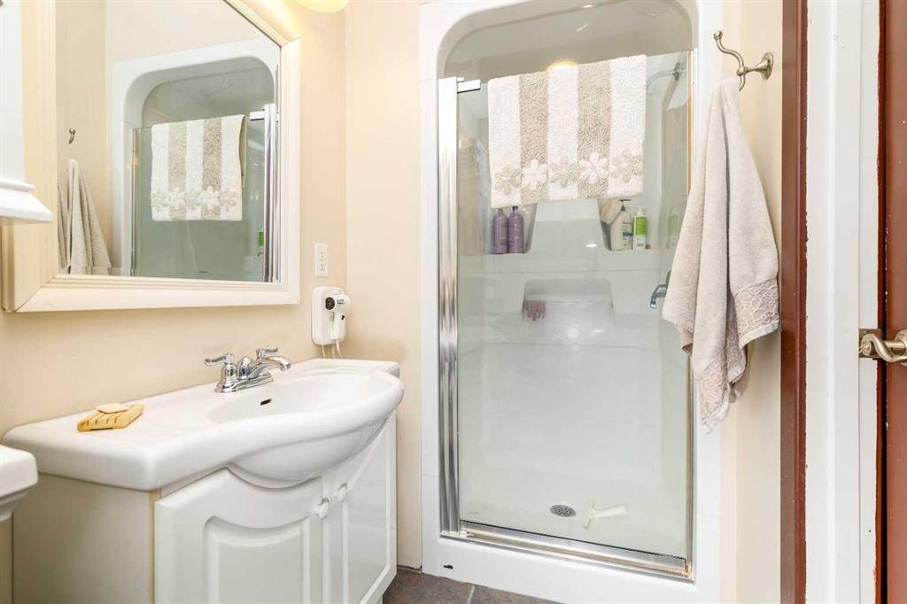 27 Wallace Close, Red Deer, AB - Indoor Photo Showing Bathroom