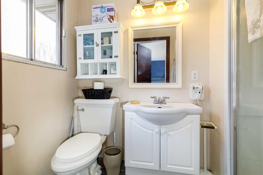 27 Wallace Close, Red Deer, AB - Indoor Photo Showing Bathroom