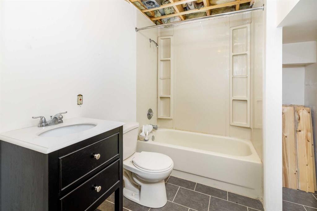 27 Wallace Close, Red Deer, AB - Indoor Photo Showing Bathroom
