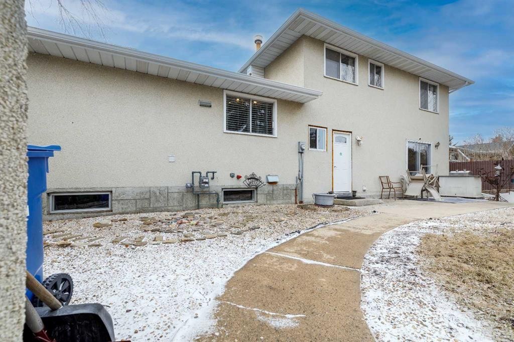 27 Wallace Close, Red Deer, AB - Outdoor