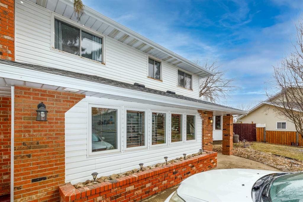 27 Wallace Close, Red Deer, AB - Outdoor With Exterior