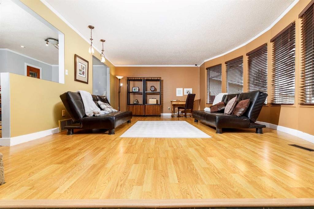 27 Wallace Close, Red Deer, AB - Indoor Photo Showing Living Room