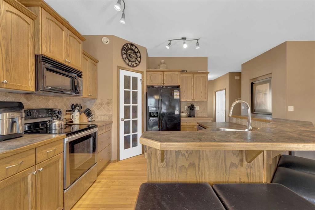 22 Jenner Crescent, Red Deer, AB - Indoor Photo Showing Kitchen With Double Sink