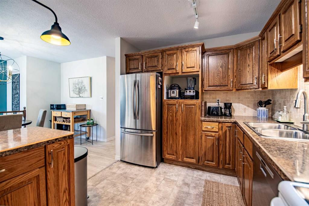 9 Rutherford Place, Red Deer, AB - Indoor Photo Showing Kitchen With Double Sink