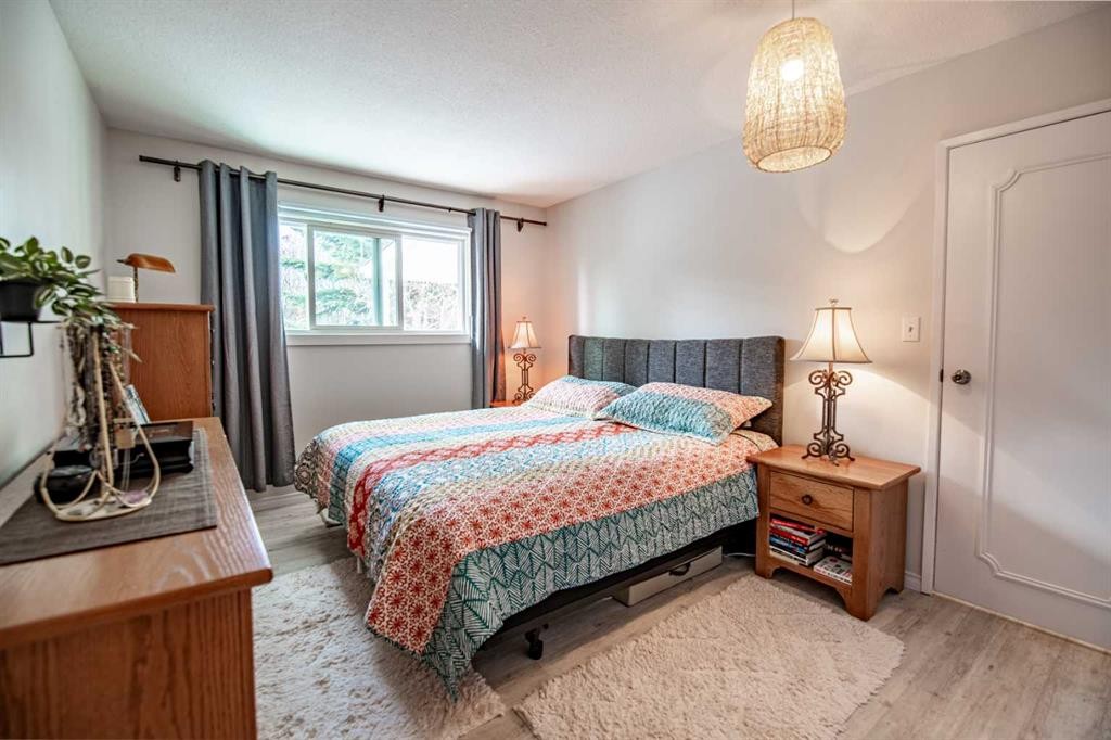 9 Rutherford Place, Red Deer, AB - Indoor Photo Showing Bedroom