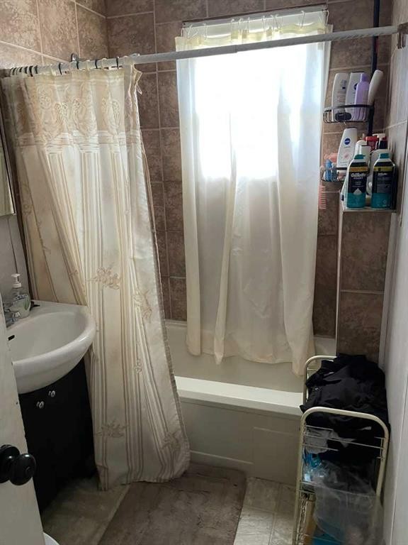 3409 52 Avenue, Red Deer, AB - Indoor Photo Showing Bathroom
