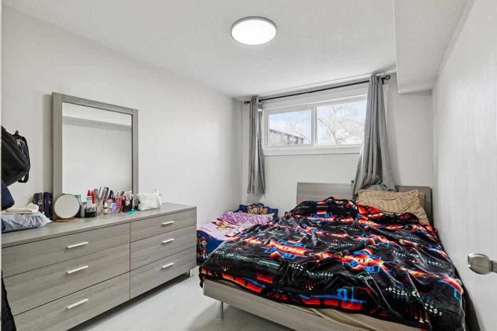 4210 Richmond Road Sw, Calgary, AB - Indoor Photo Showing Bedroom