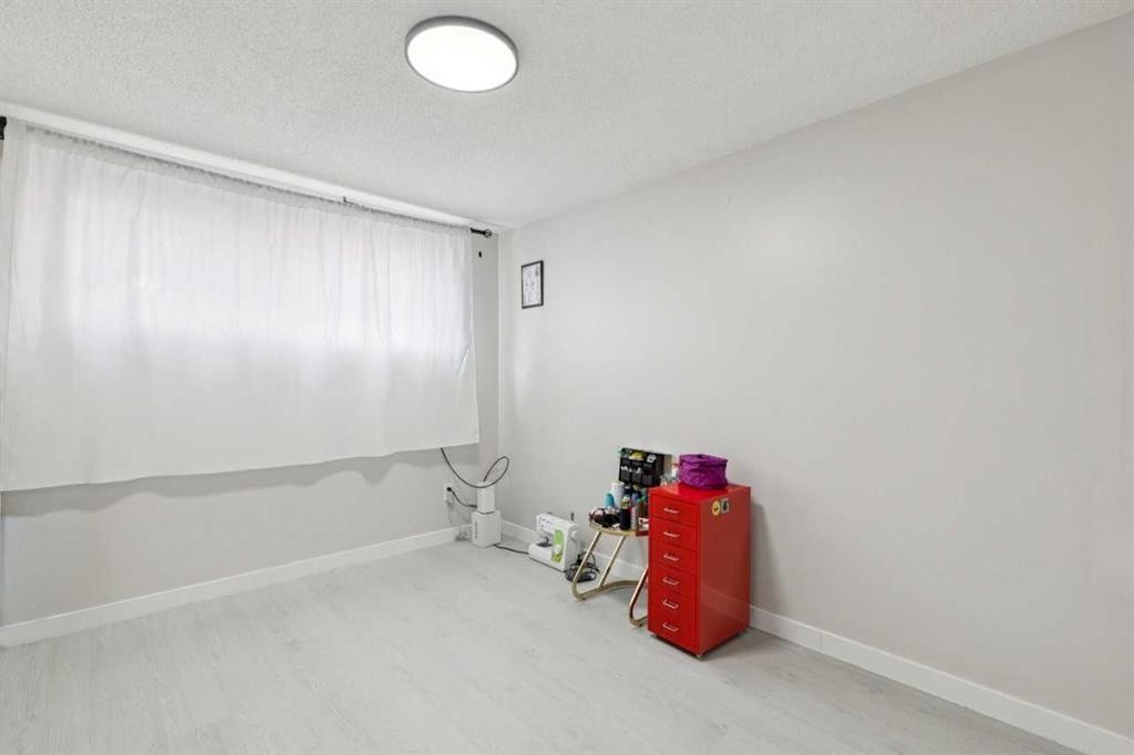 4210 Richmond Road Sw, Calgary, AB - Indoor Photo Showing Other Room