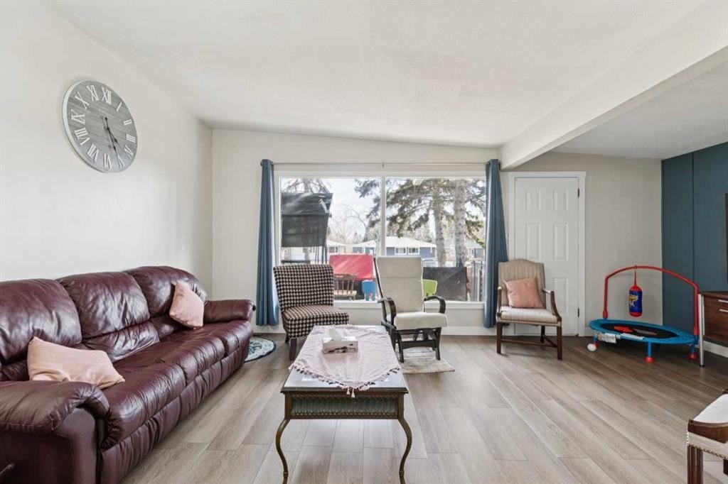 4210 Richmond Road Sw, Calgary, AB - Indoor Photo Showing Living Room