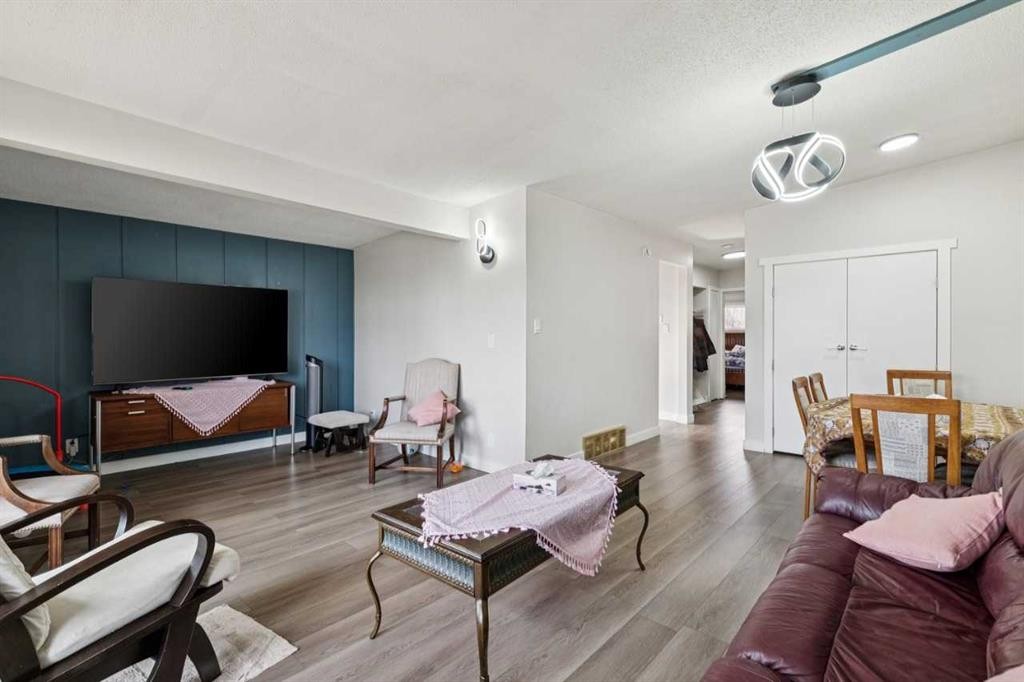 4210 Richmond Road Sw, Calgary, AB - Indoor Photo Showing Living Room