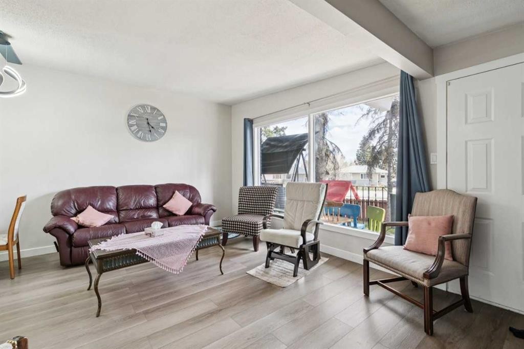 4210 Richmond Road Sw, Calgary, AB - Indoor Photo Showing Living Room