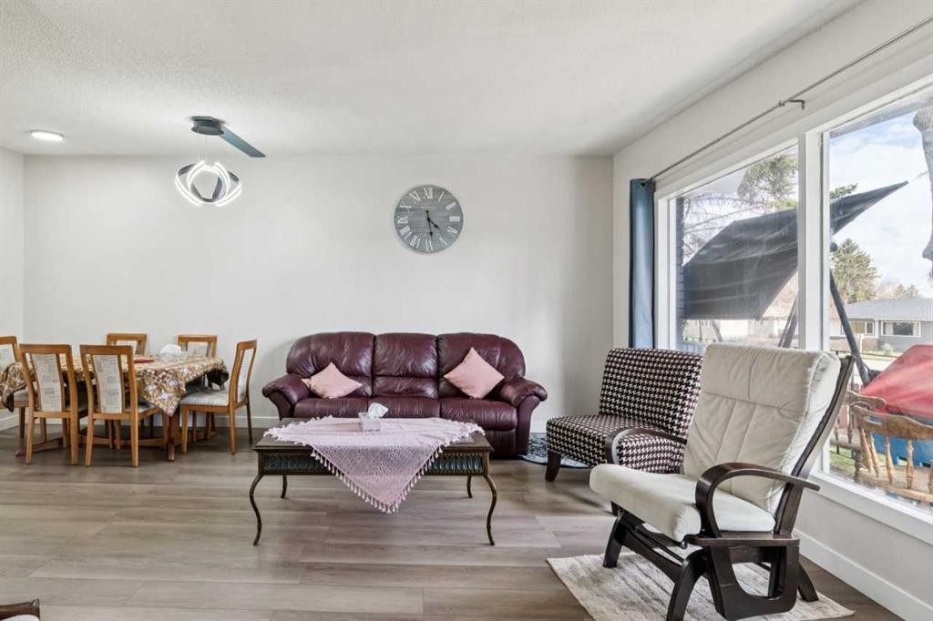 4210 Richmond Road Sw, Calgary, AB - Indoor Photo Showing Living Room
