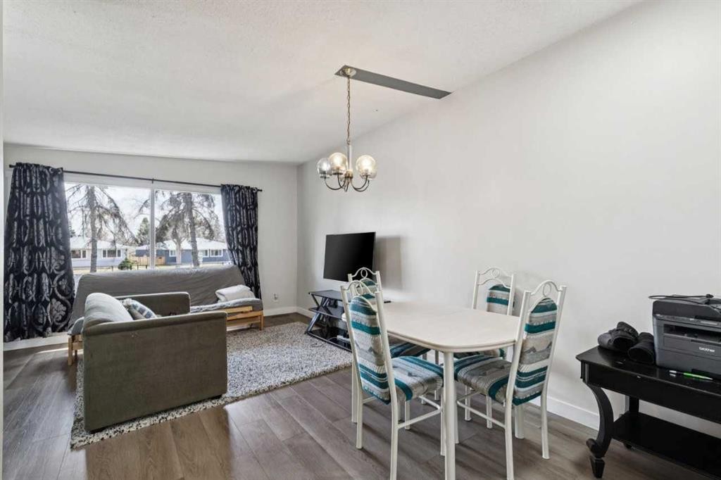 4210 Richmond Road Sw, Calgary, AB - Indoor Photo Showing Living Room