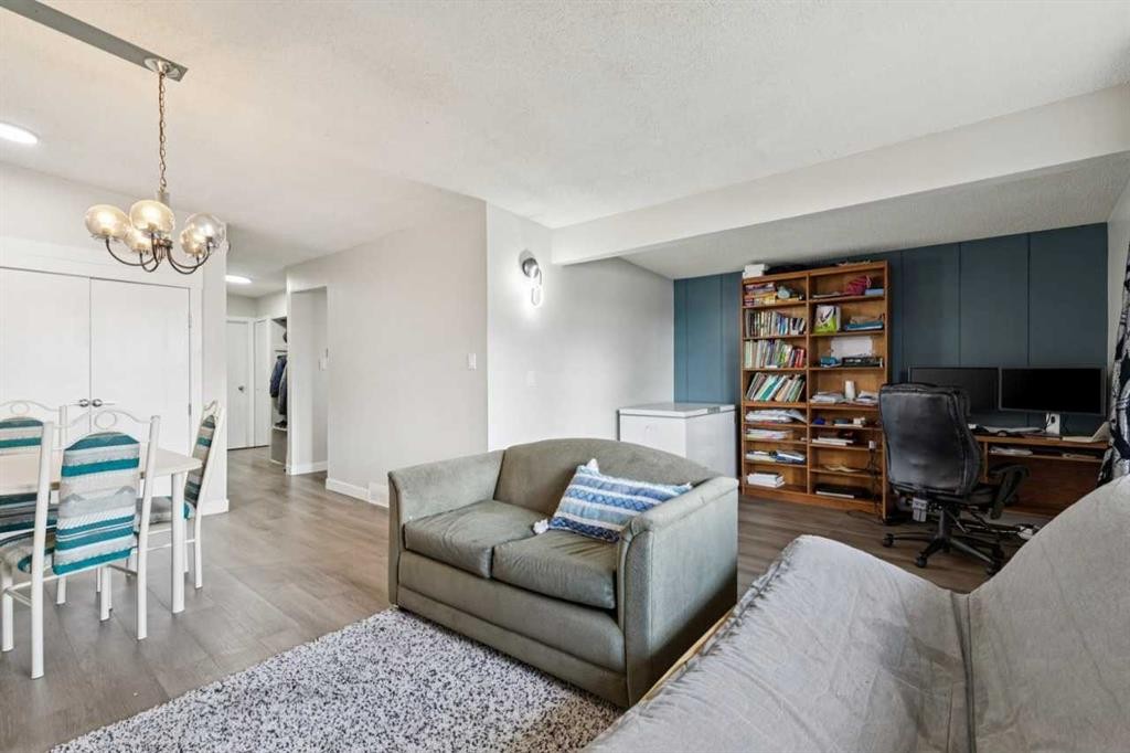 4210 Richmond Road Sw, Calgary, AB - Indoor Photo Showing Living Room