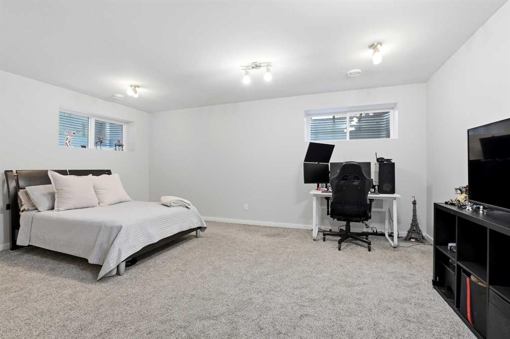 14 Van Slyke Way, Red Deer, AB - Indoor Photo Showing Bedroom