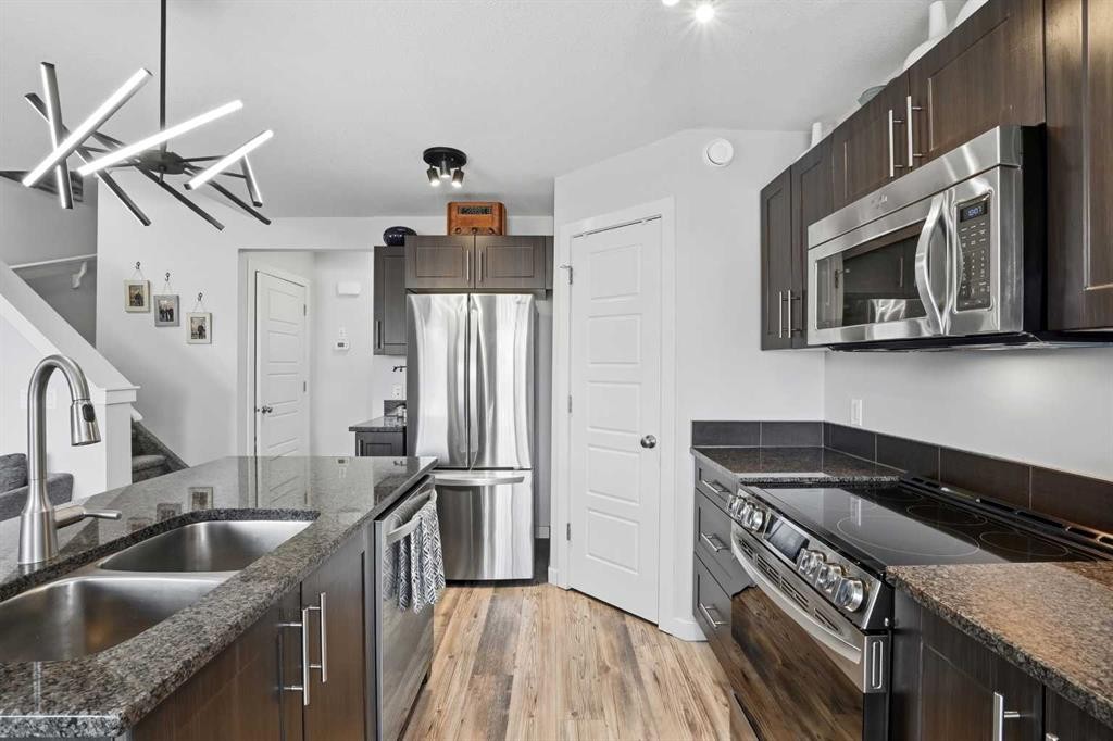 14 Van Slyke Way, Red Deer, AB - Indoor Photo Showing Kitchen With Double Sink With Upgraded Kitchen