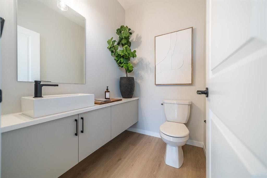 54 Creekview Avenue, Calgary, AB - Indoor Photo Showing Bathroom