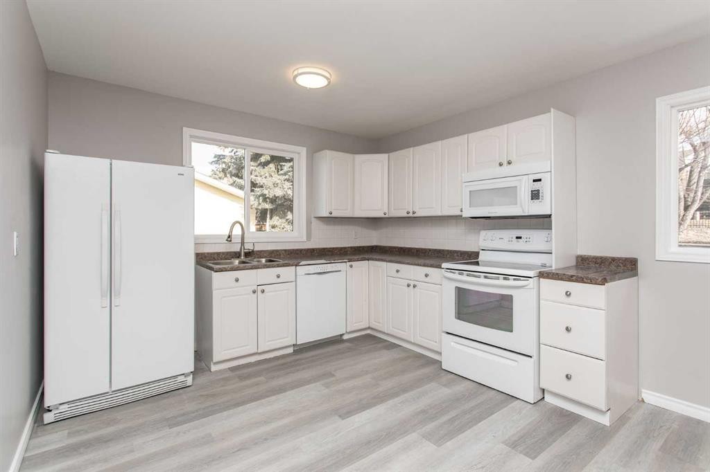 103 Westview Drive, Sylvan Lake, AB - Indoor Photo Showing Kitchen With Double Sink