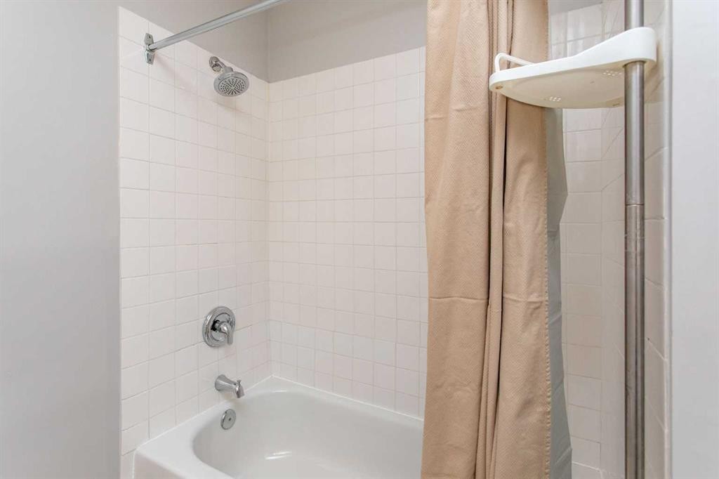 103 Westview Drive, Sylvan Lake, AB - Indoor Photo Showing Bathroom