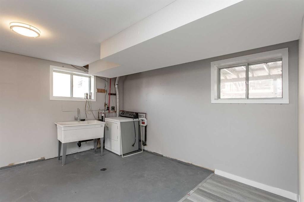 103 Westview Drive, Sylvan Lake, AB - Indoor Photo Showing Laundry Room