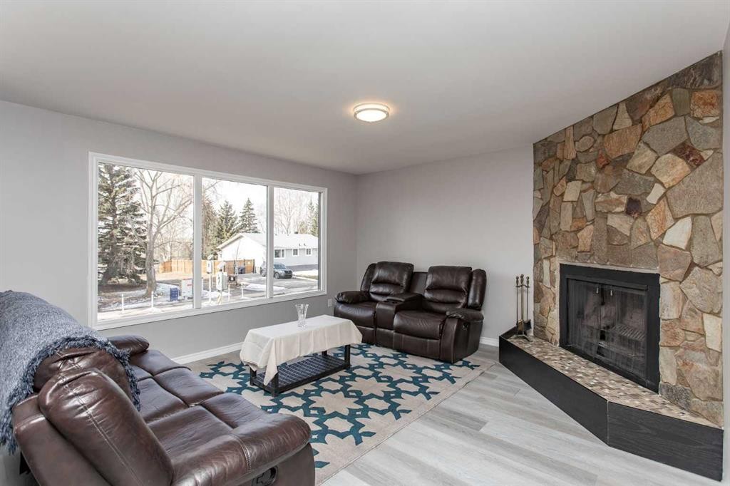 103 Westview Drive, Sylvan Lake, AB - Indoor Photo Showing Living Room With Fireplace