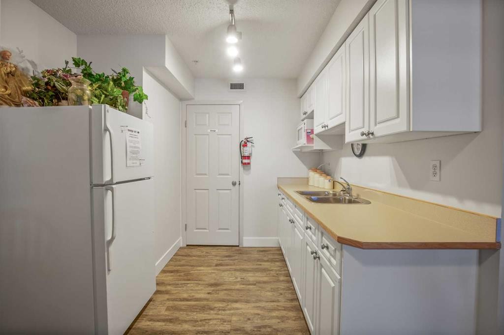 101-60 Jacobs Close, Red Deer, AB - Indoor Photo Showing Kitchen With Double Sink