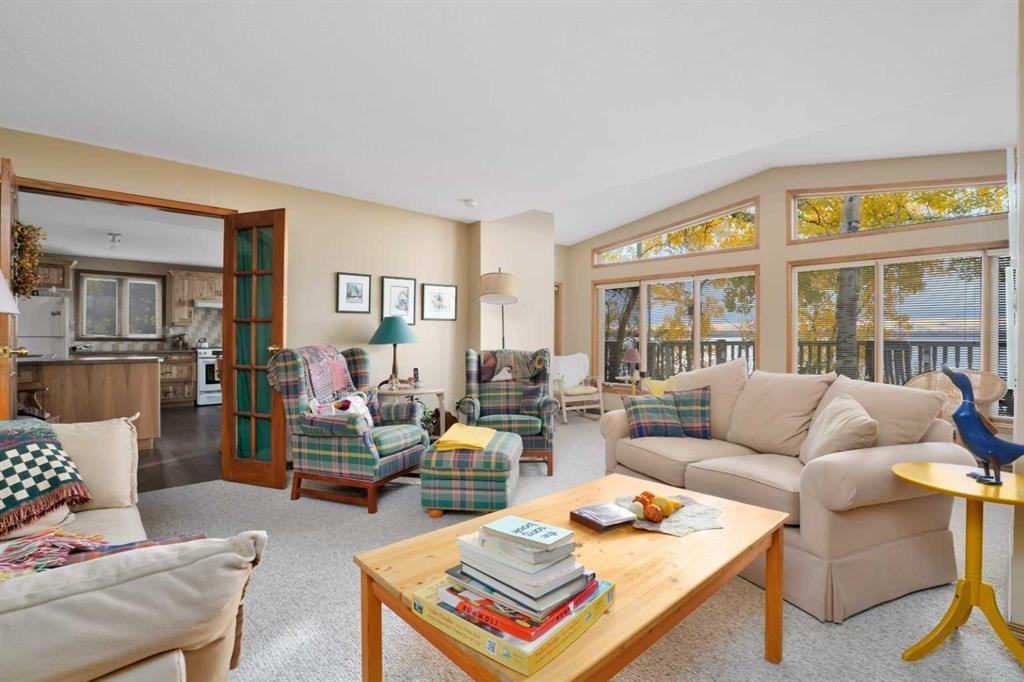 133 Birchcliff Road, Birchcliff, AB - Indoor Photo Showing Living Room