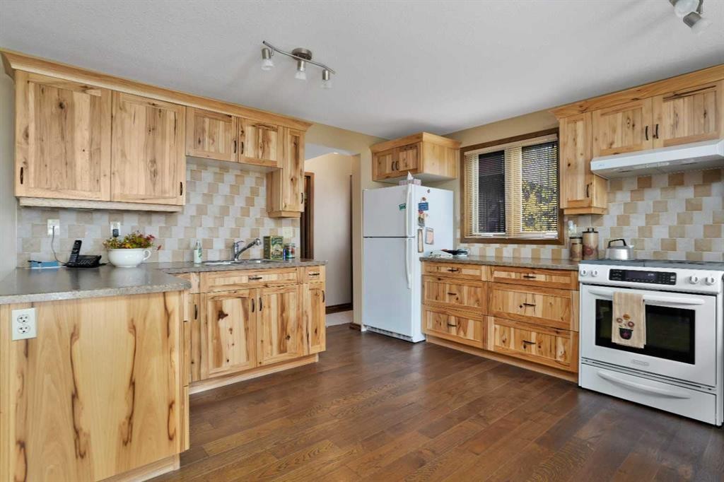 133 Birchcliff Road, Birchcliff, AB - Indoor Photo Showing Kitchen