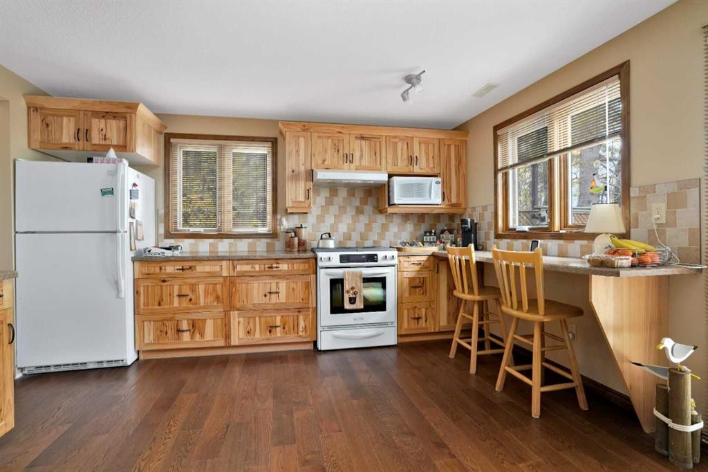 133 Birchcliff Road, Birchcliff, AB - Indoor Photo Showing Kitchen