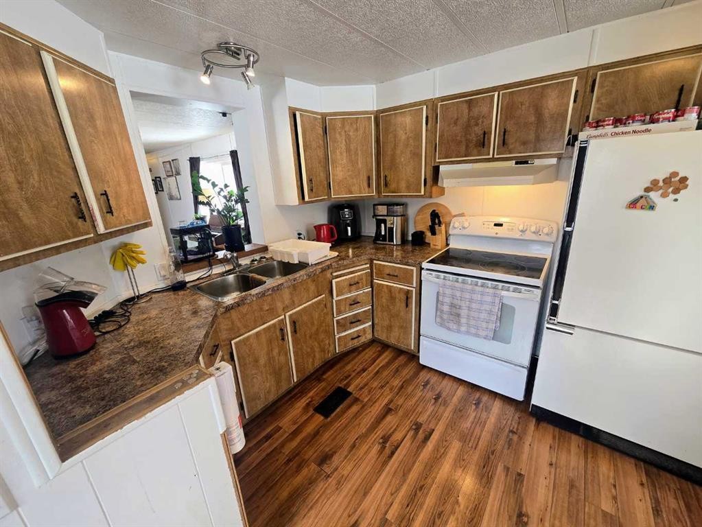 6038 Spruce Crescent, Stettler, AB - Indoor Photo Showing Kitchen With Double Sink