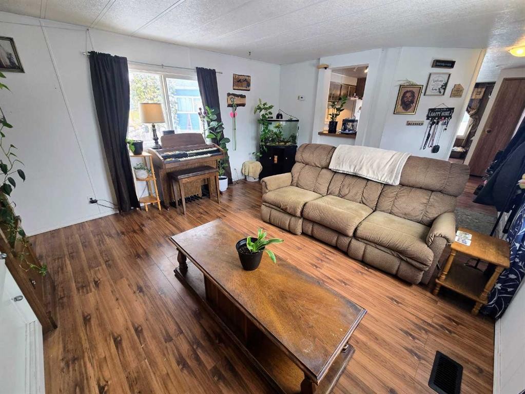 6038 Spruce Crescent, Stettler, AB - Indoor Photo Showing Living Room
